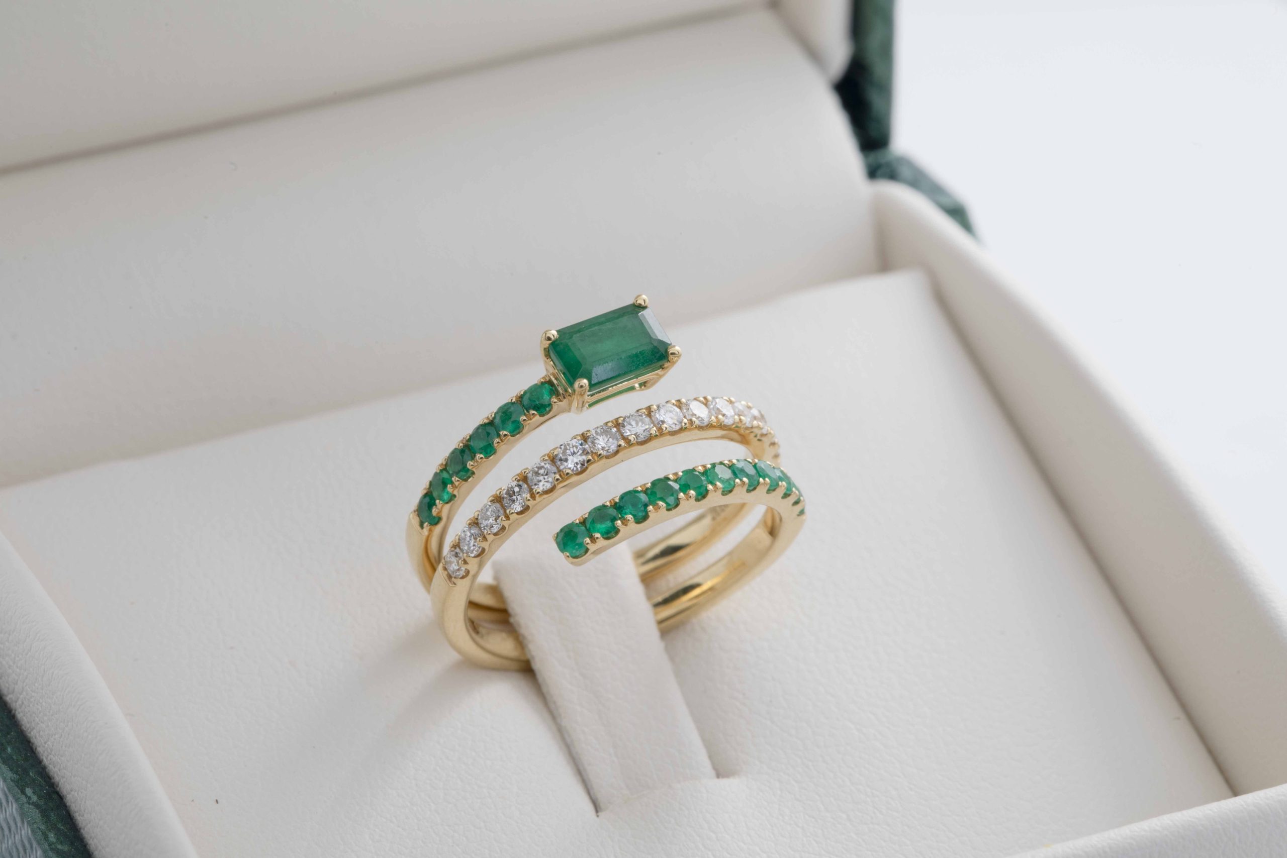 Anillo con esmeraldas y diamantes