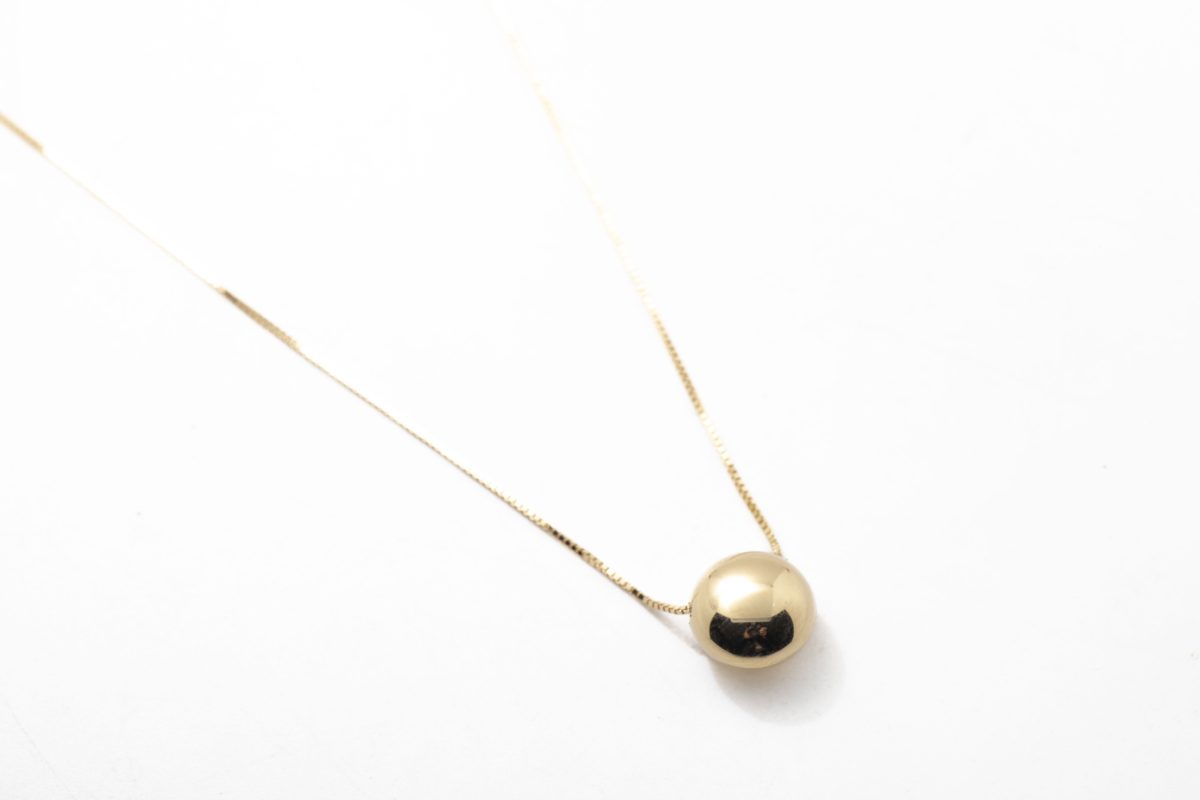 Collar con un dije de oro