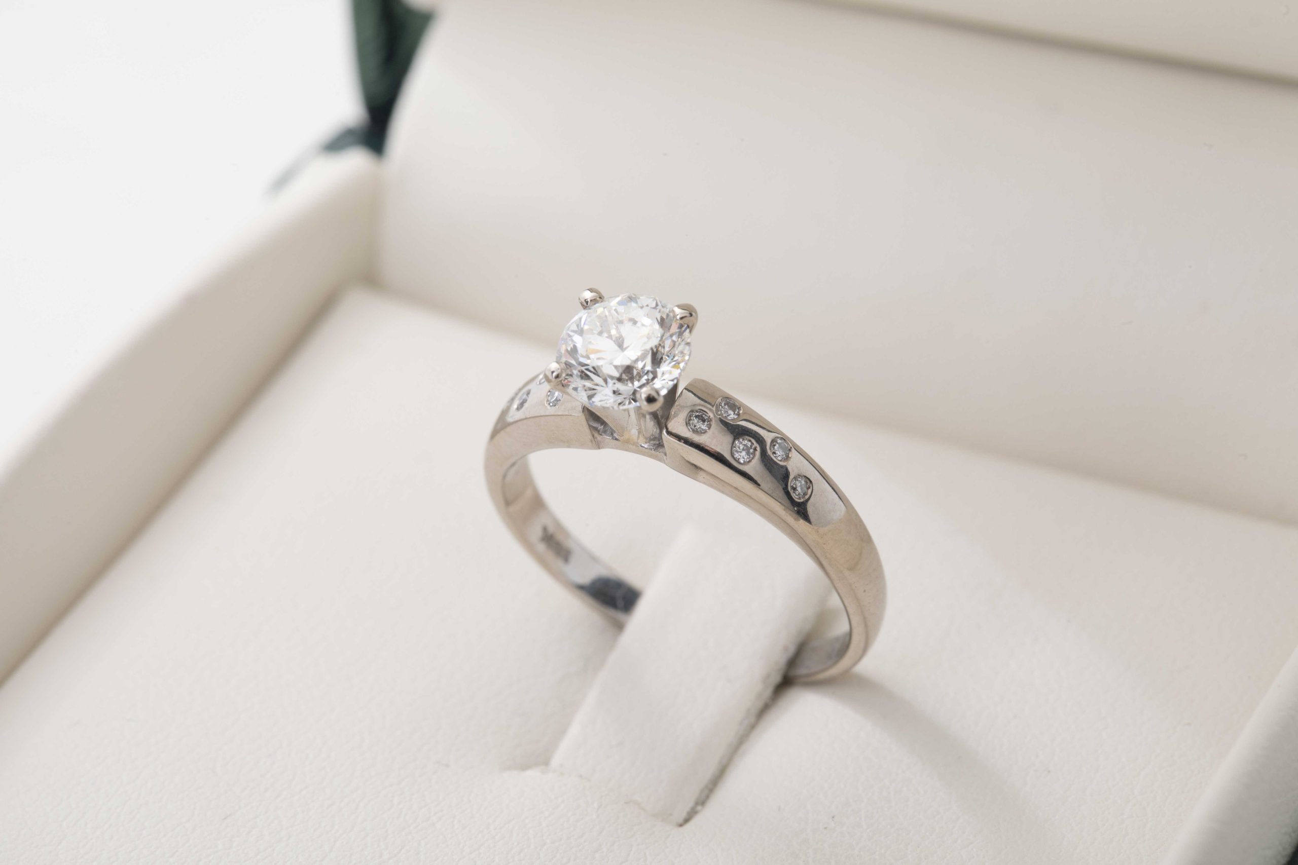 Anillo de compromiso con diamante 0.90Ct