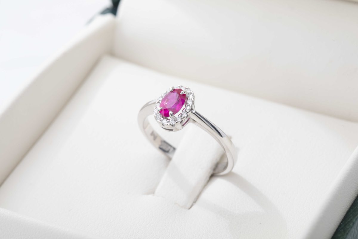 Anillo con rubí y diamantes