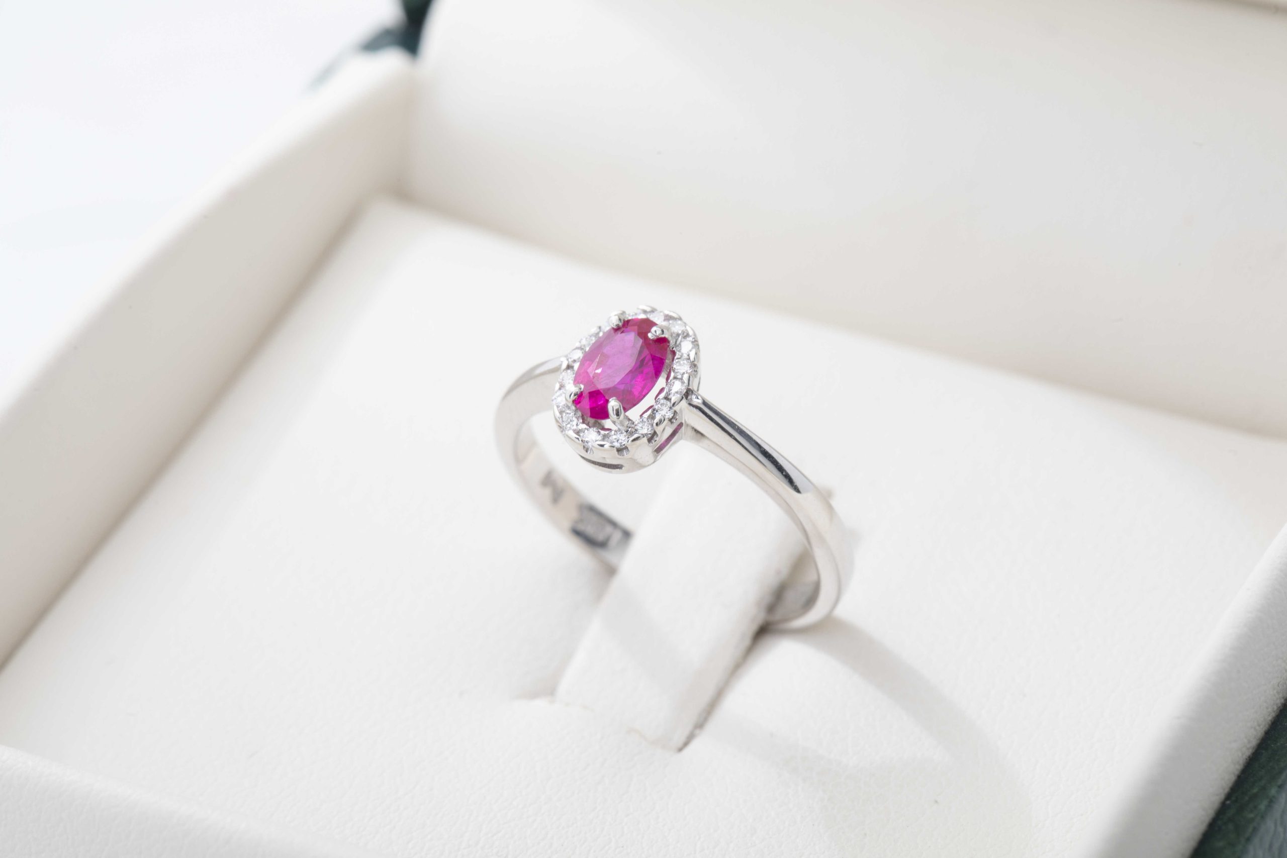 Anillo con rubí y diamantes