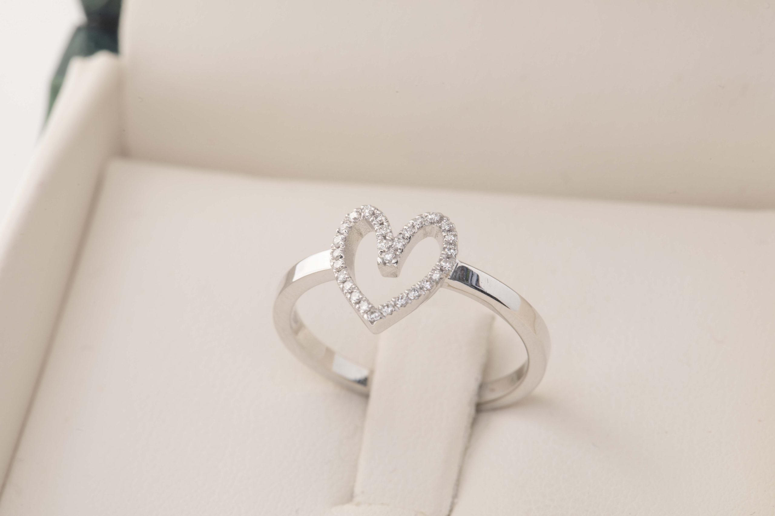Anillo LOVE en oro blanco