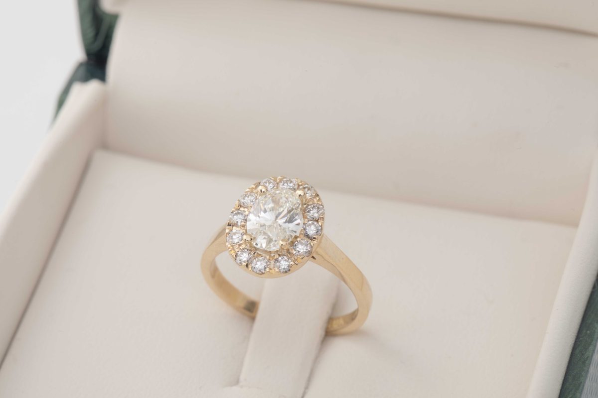 Anillo de compromiso con diamante oval 1.02Ct