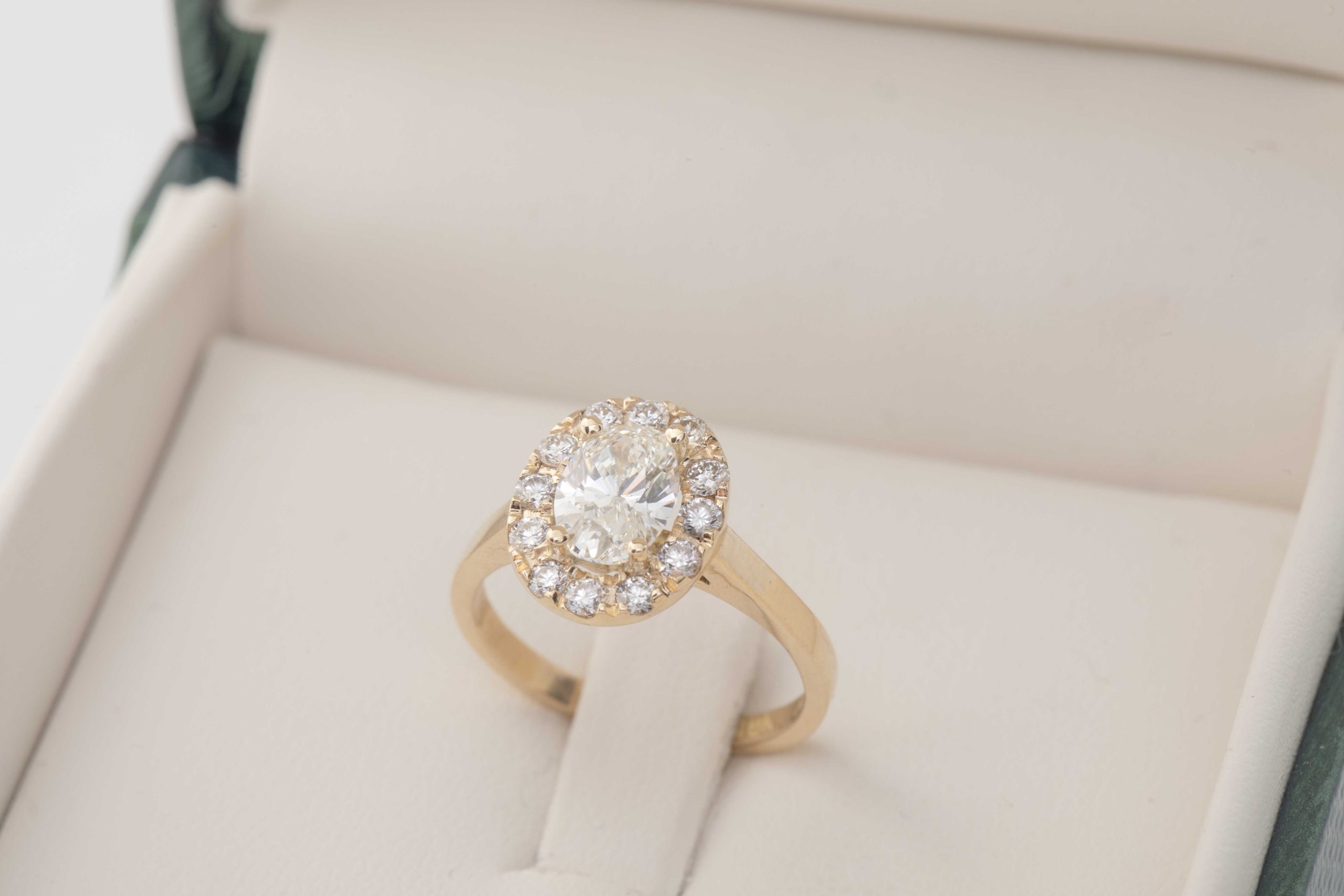 Anillo de compromiso con diamante oval 1.02Ct