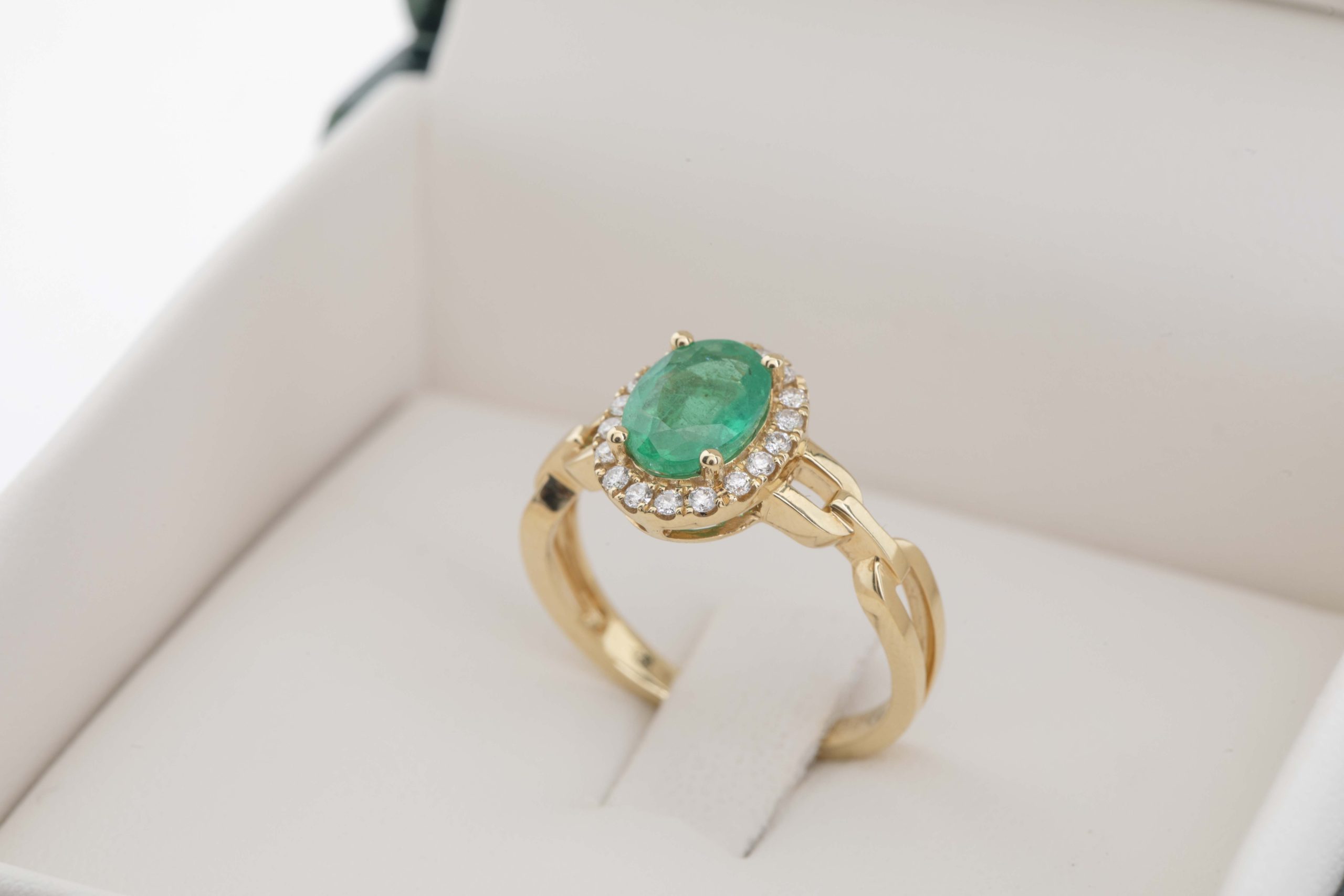 Anillo con esmeralda y diamantes