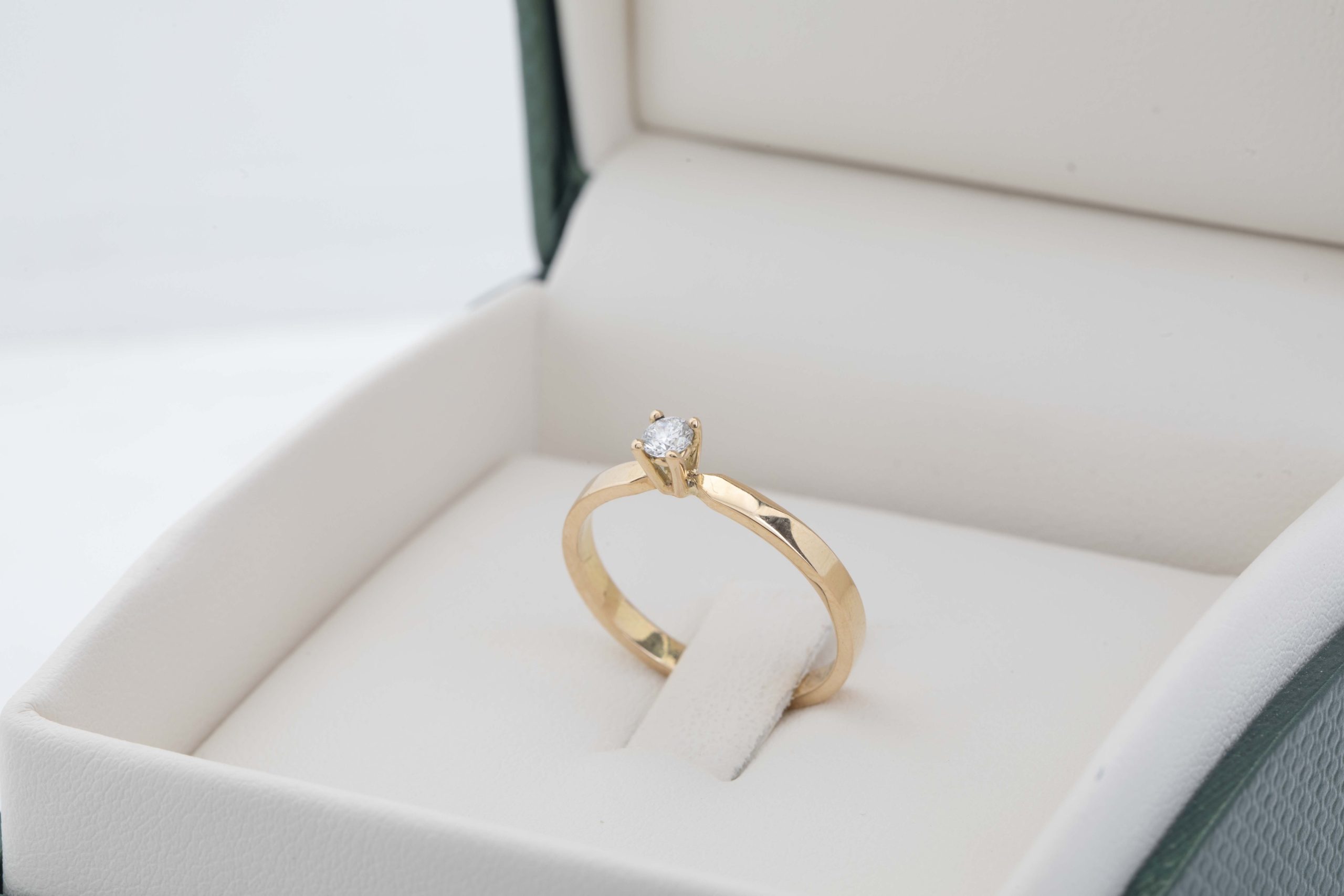 Anillo de compromiso con diamante 0.10ct