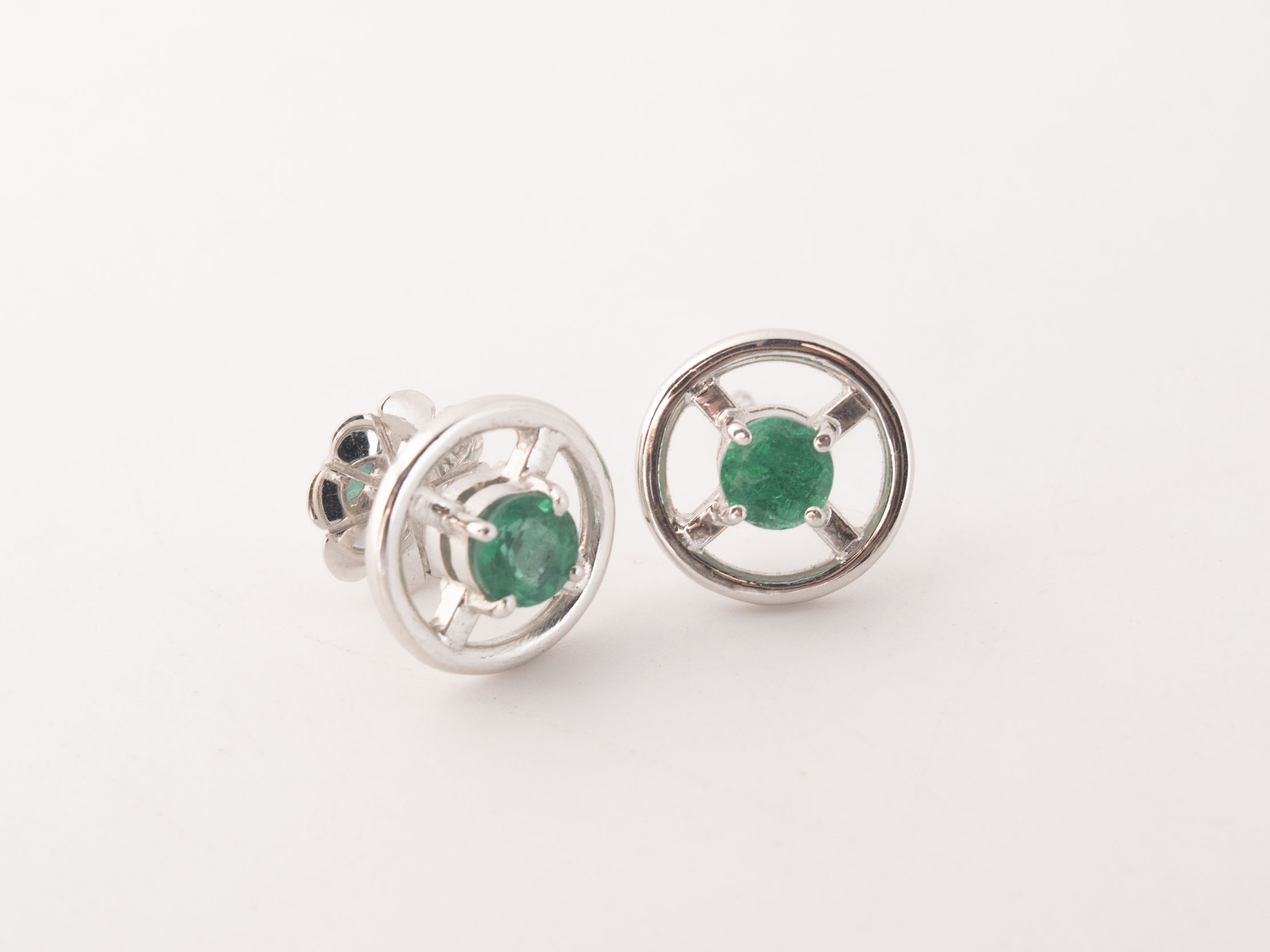 Aretes con esmeraldas en oro blanco