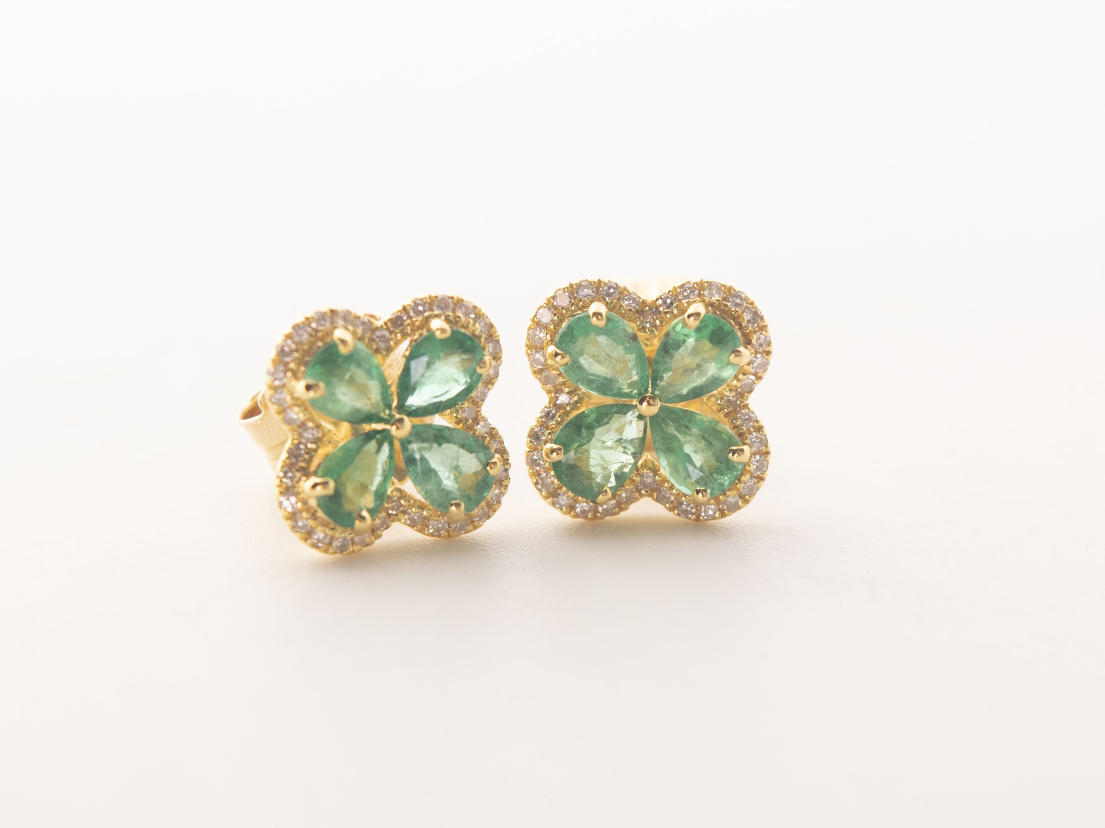 Aretes flor con esmeraldas