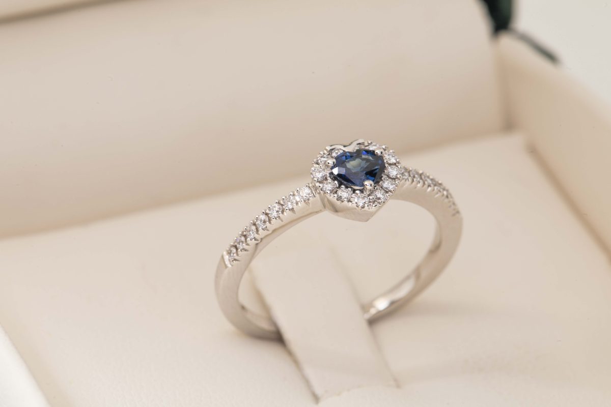 Anillo corazón con zafiro y diamantes