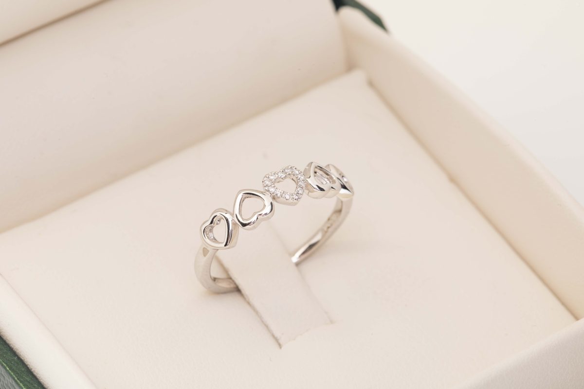 Anillo corazones con diamantes