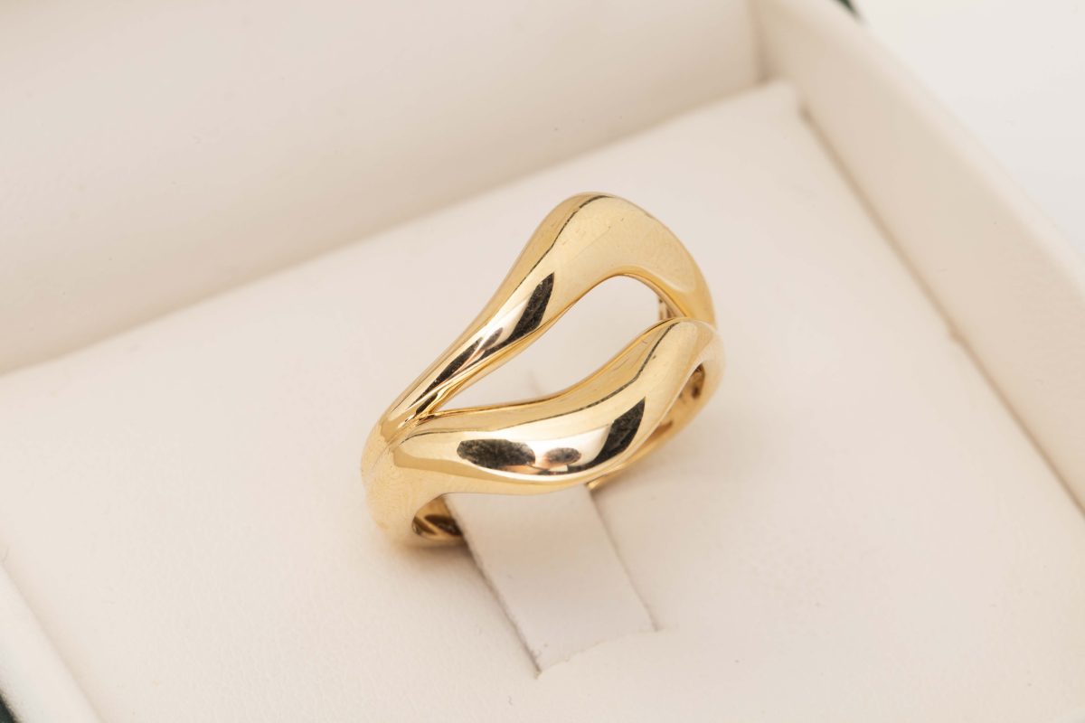 Anillo ondeado en oro amarillo