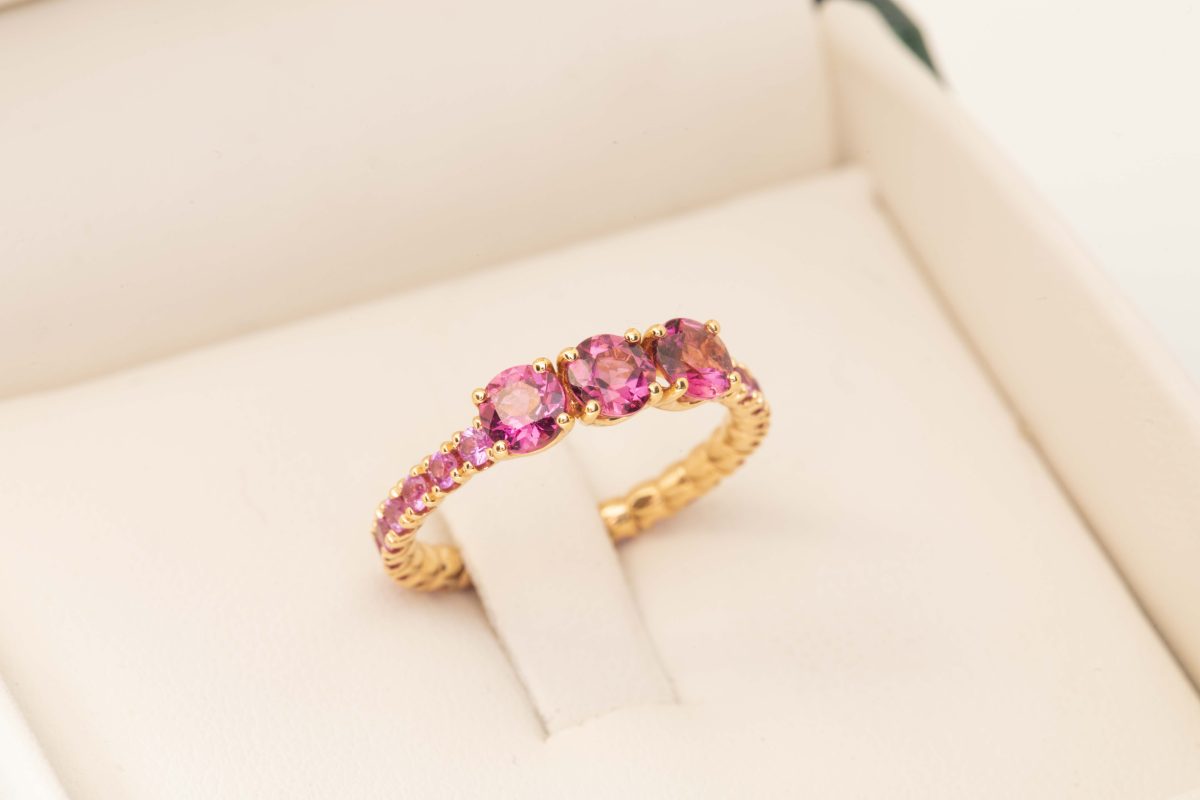 Anillo con zafiros y turmalinas rosadas