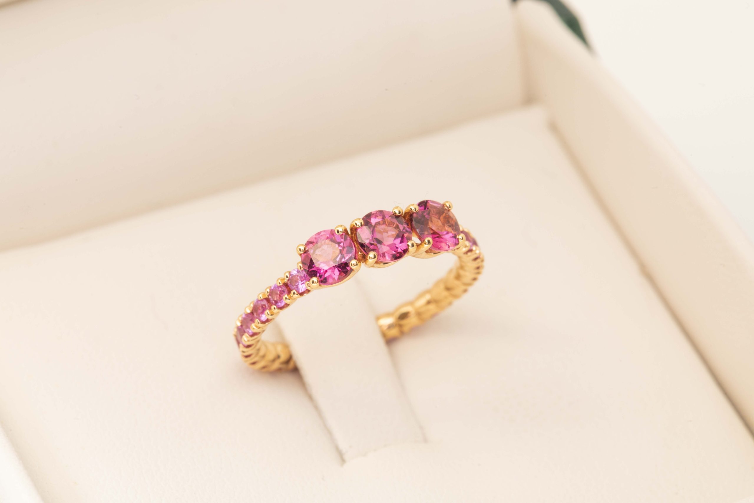 Anillo con zafiros y turmalinas rosadas