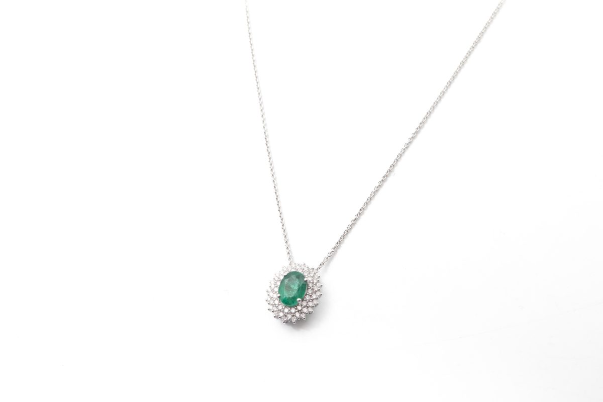 Collar con una esmeralda y diamantes