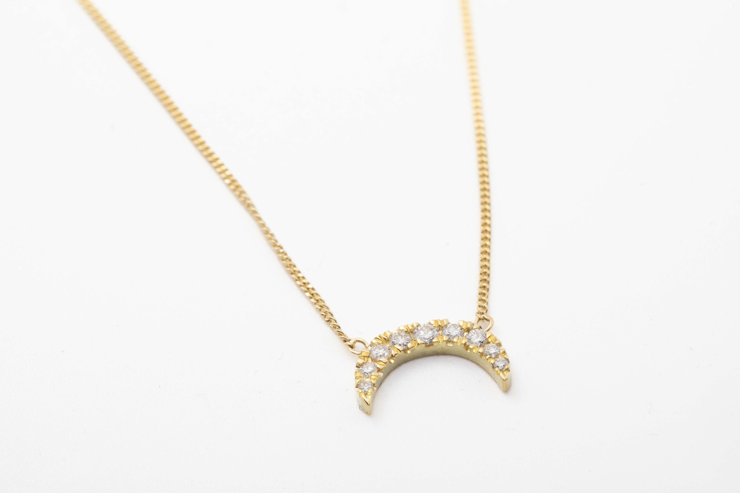 Collar media luna con diamantes
