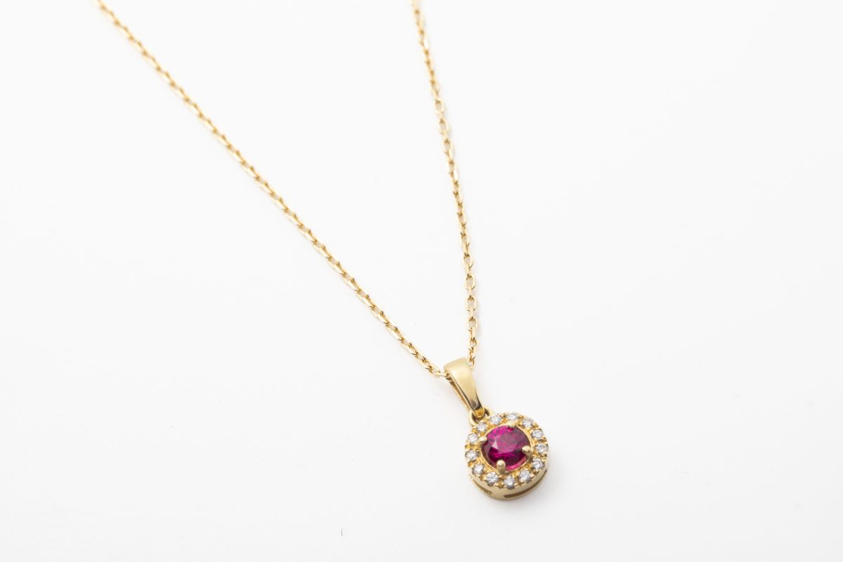 Collar con un rubí y diamantes