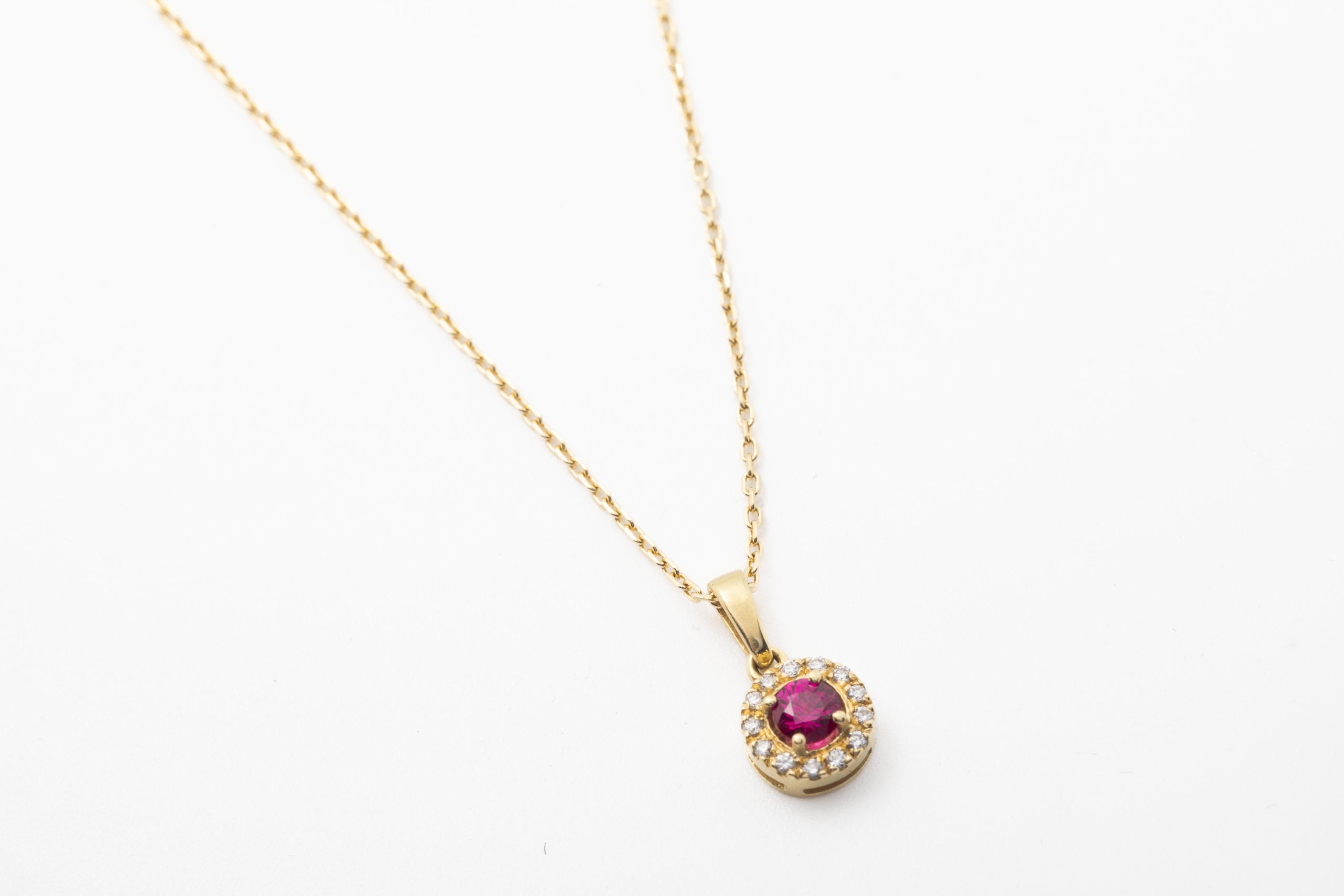 Collar con un rubí y diamantes