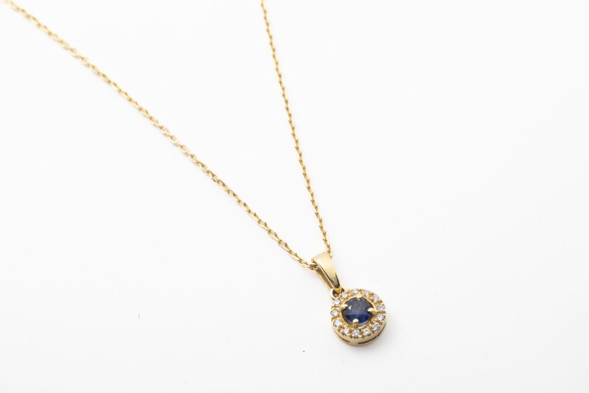 Collar con un zafiro y diamantes