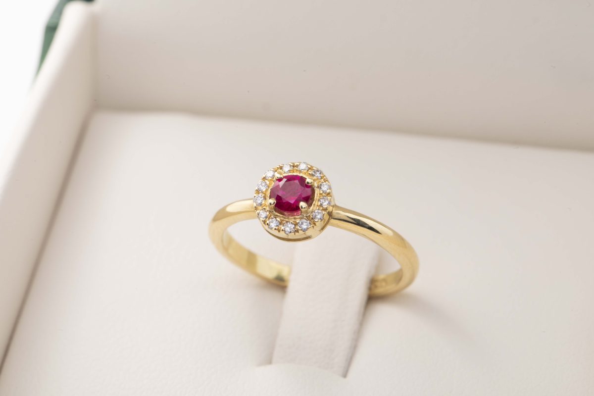 Anillo con un rubí y diamantes