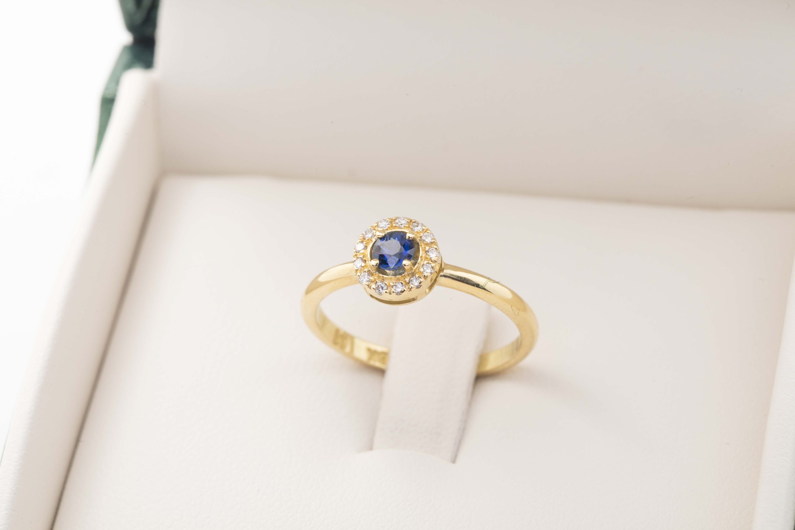 Anillo con un zafiro y diamantes