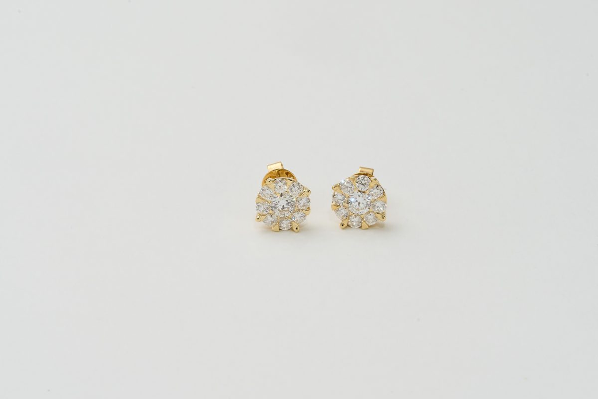 Aretes redondos con diamantes grandes