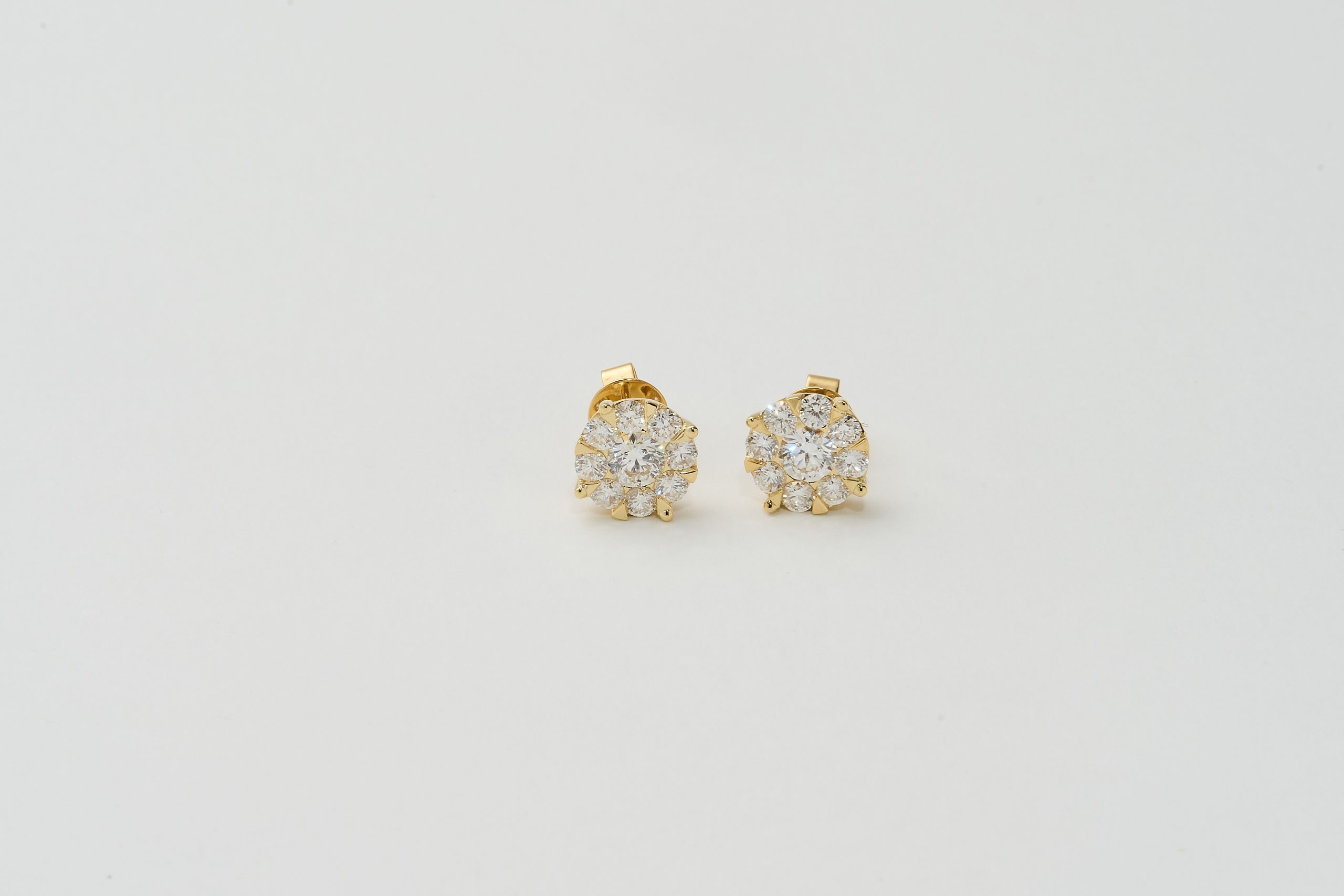 Aretes redondos con diamantes grandes