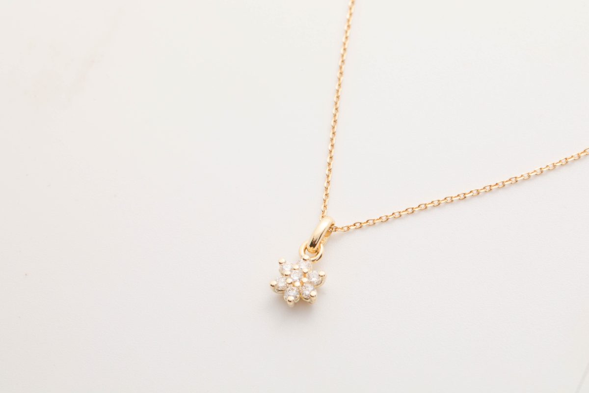 Collar con roseta