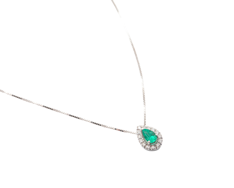 Collar con una esmeralda y diamantes