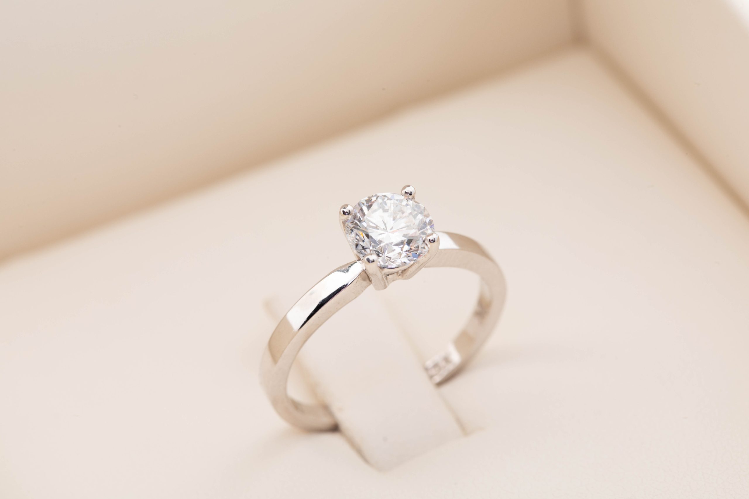 Anillo de compromiso con brillante 1.02ct
