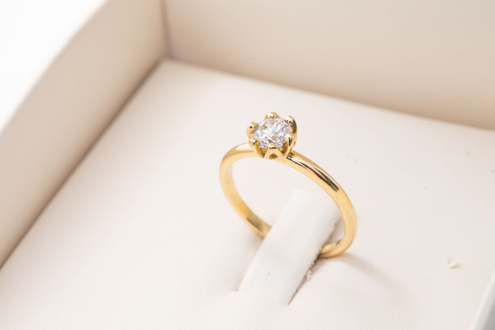Anillo de compromiso con brillante 0.50ct