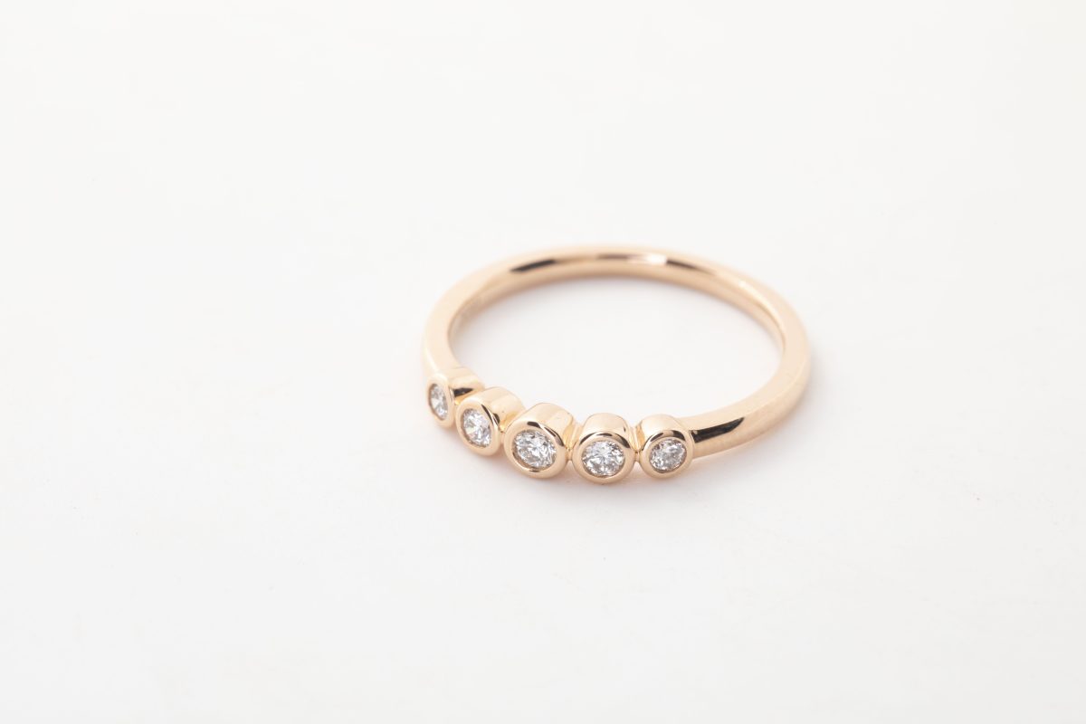Anillo en oro rosado con brillantes