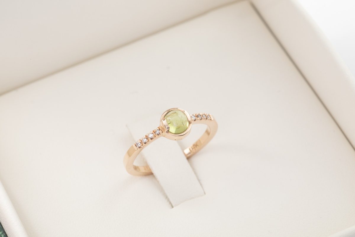 Anillo Amaia con perdito verde