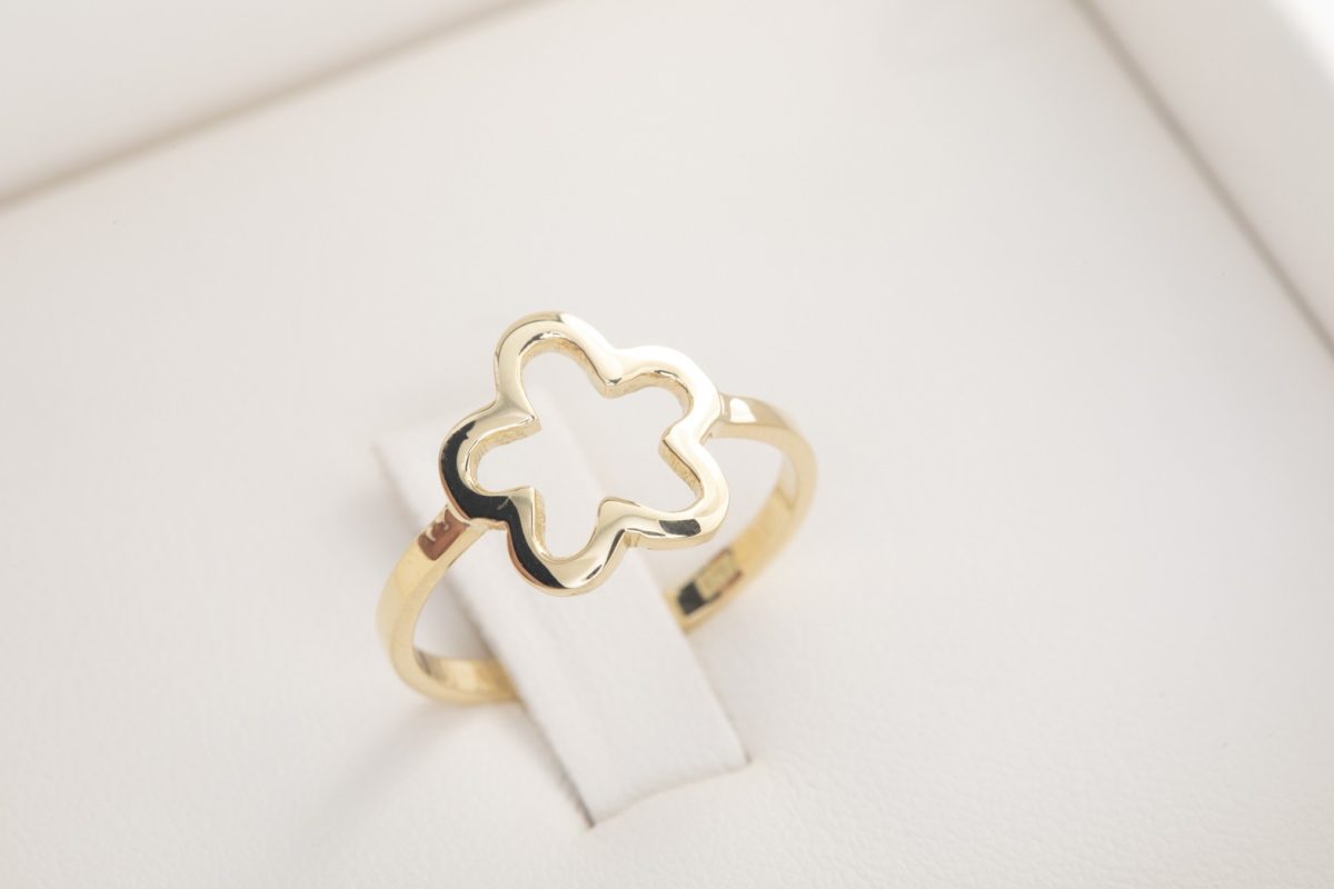 Anillo flor en oro amarillo