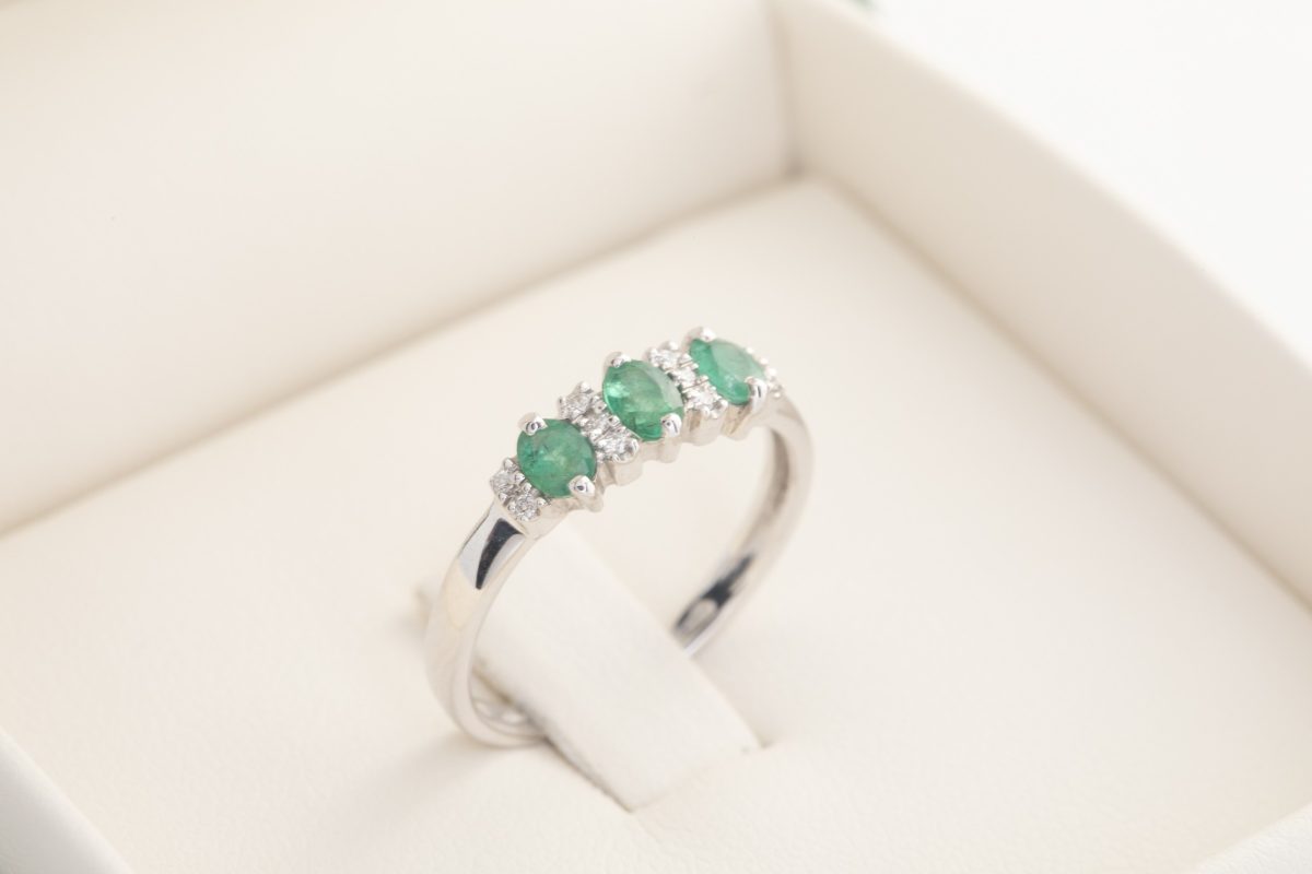 Anillo con esmeraldas y brillantes