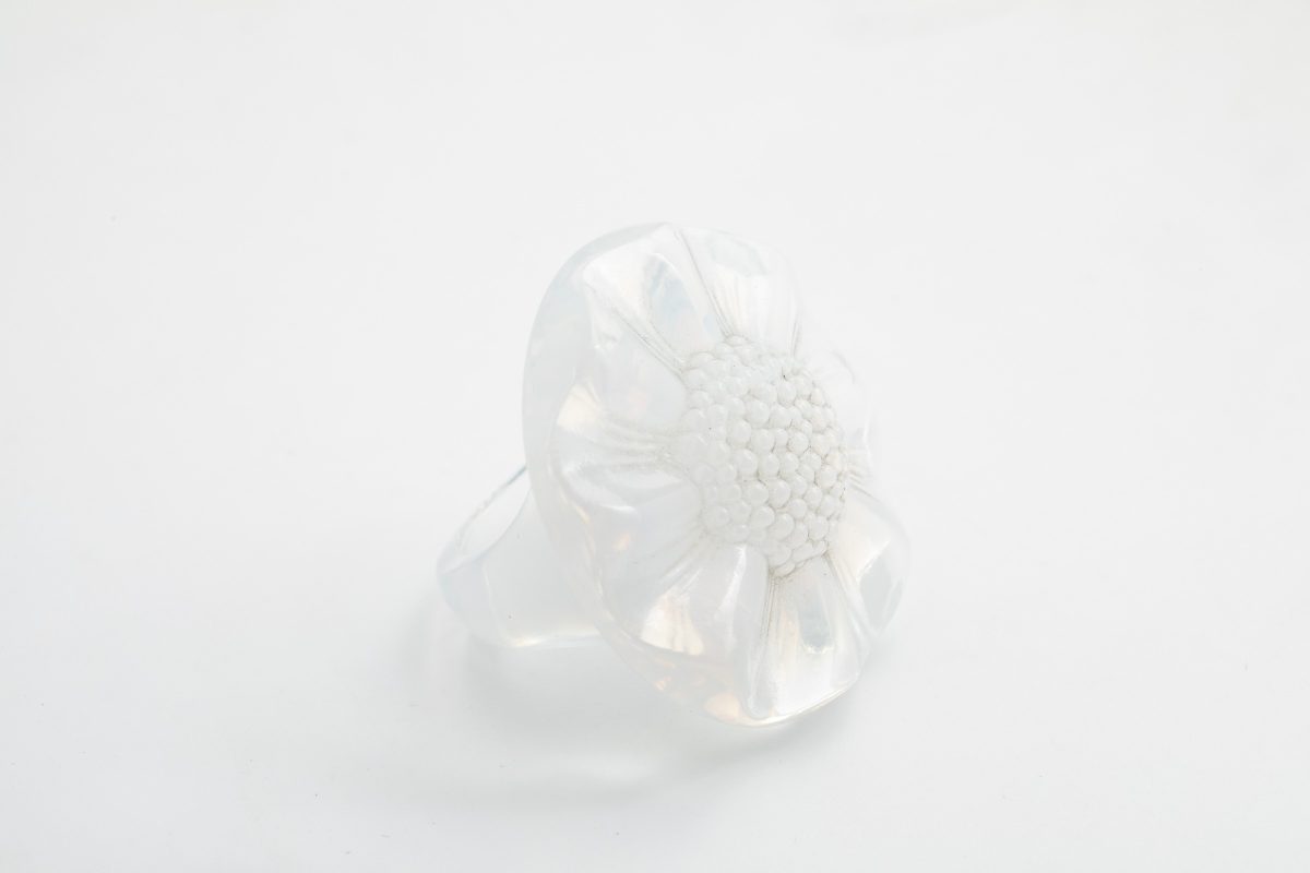 Anillo de flor en cristal blanco Lalique