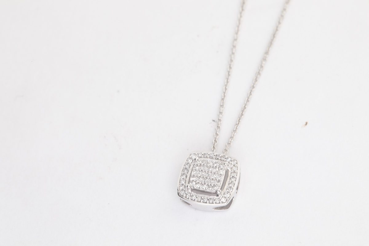 Collar de cuadrado con brillantes