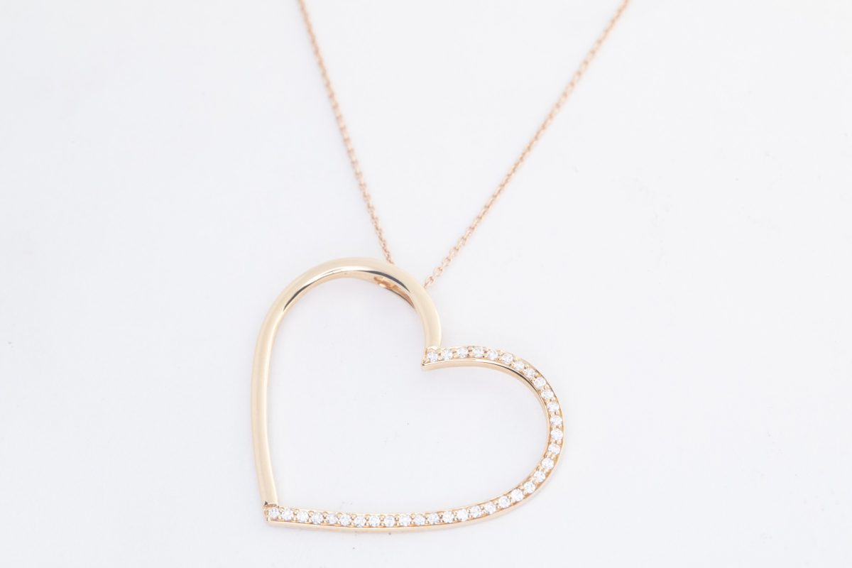 Collar de corazón con brillantes
