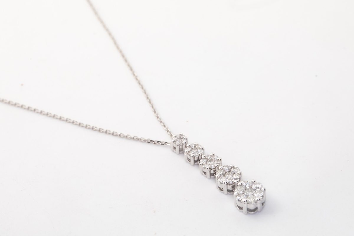 Collar con dije de brillantes en oro blanco