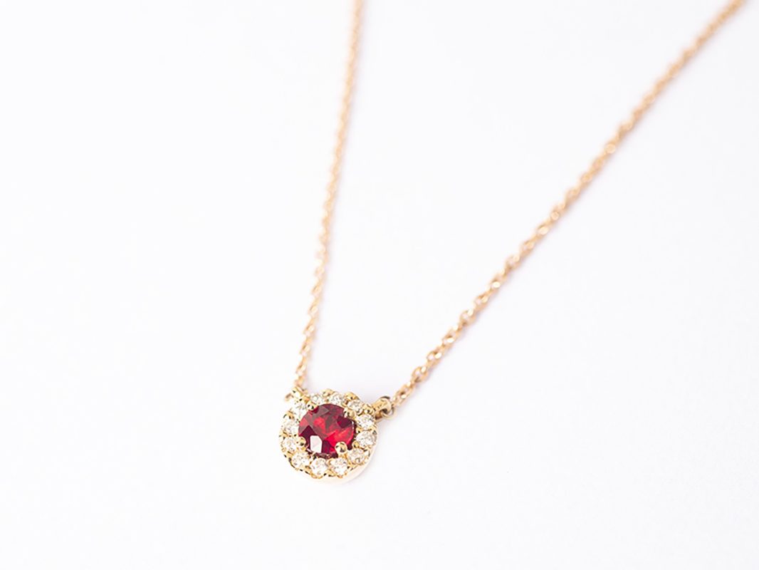 Collar con dije de rubí y brillantes