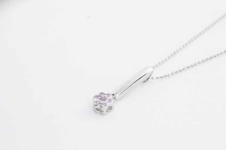 Collar de flor con zafiros rosados