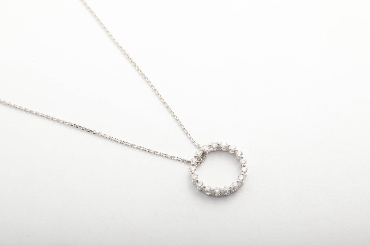 Collar con círculo con diamantes