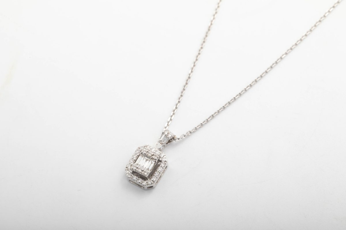 Collar con dije de brillantes