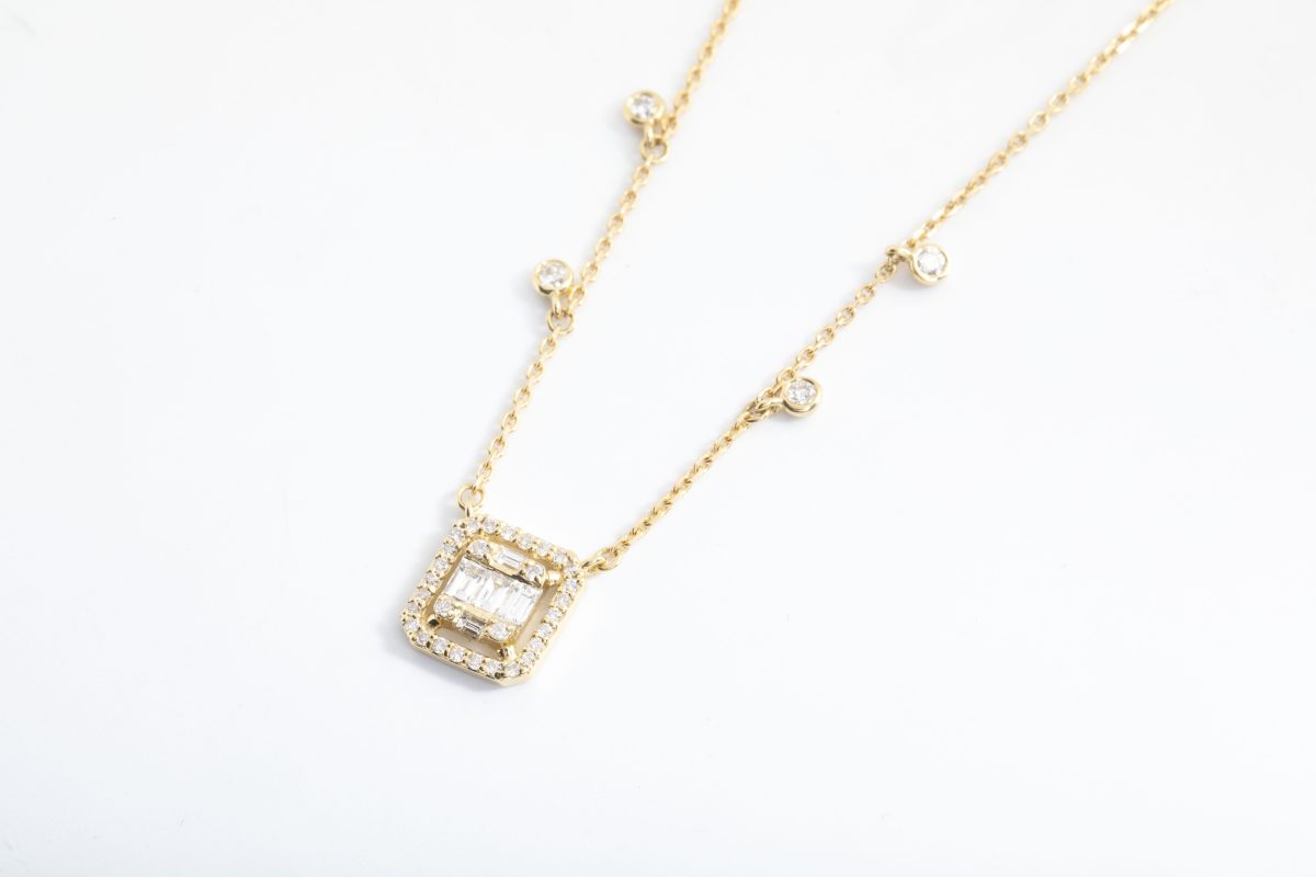 Collar con dije cuadrado con brillantes