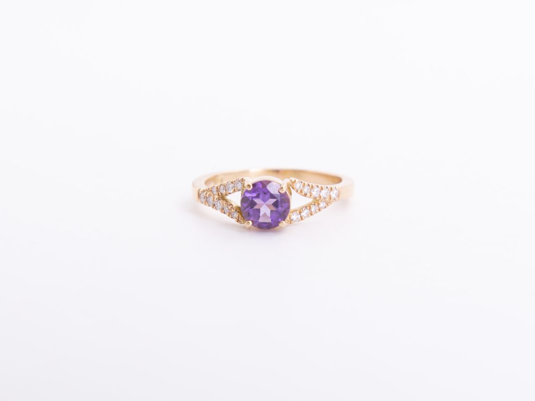 Anillo con una amatista y diamantes