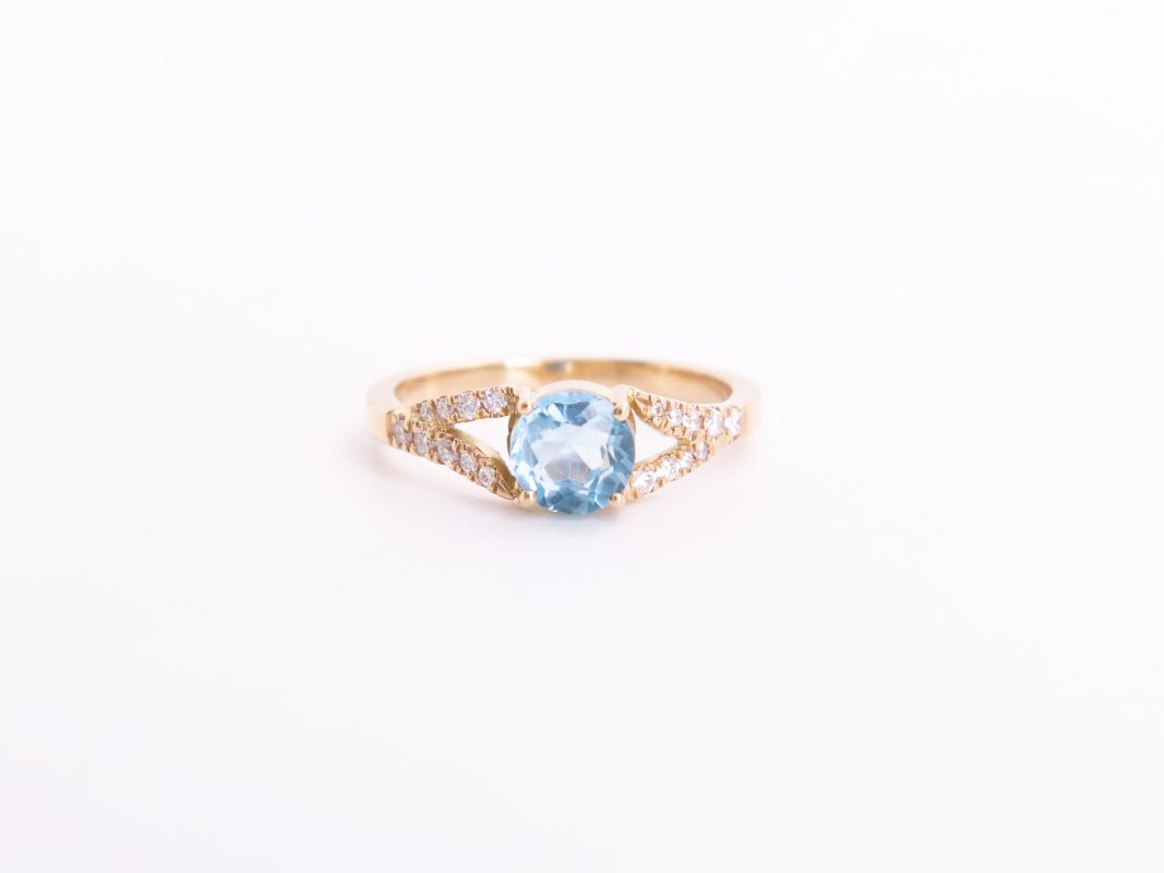 Anillo con un topacio y diamantes