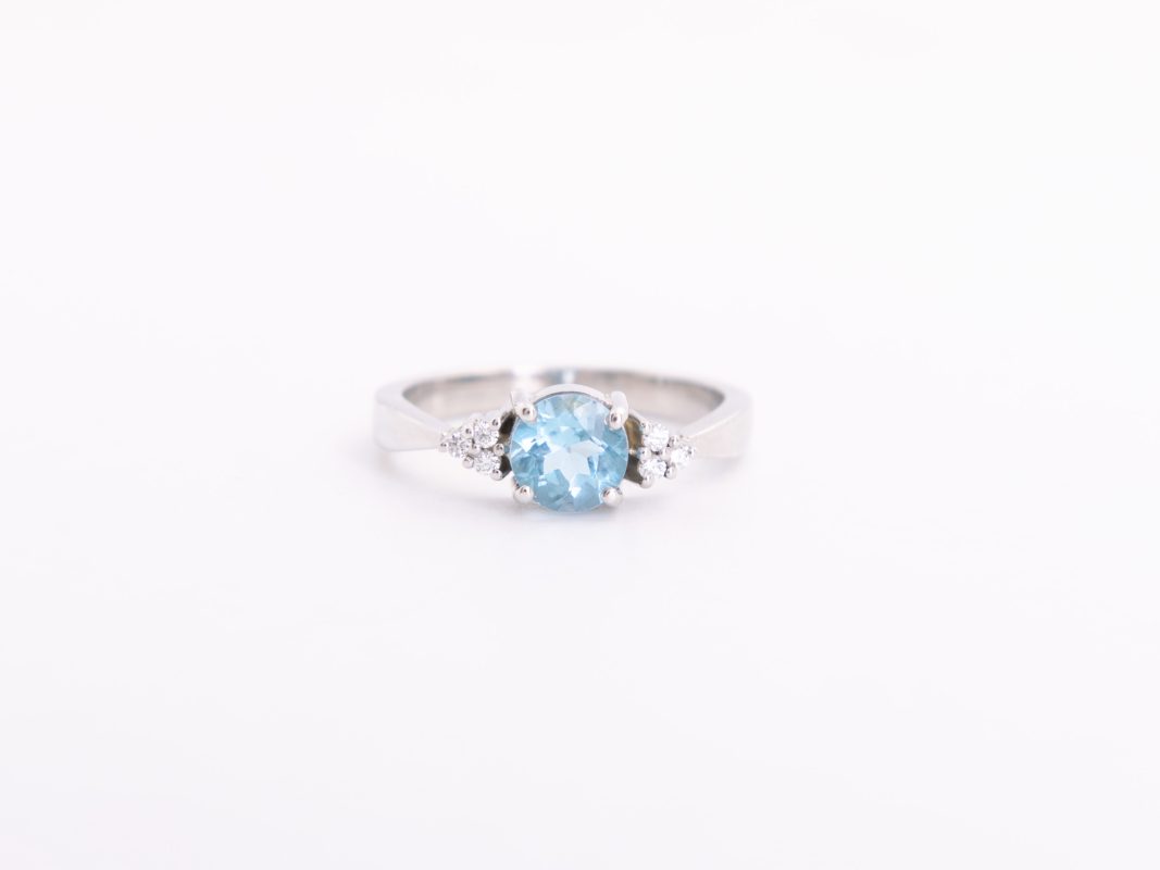 Anillo con un topacio y diamantes