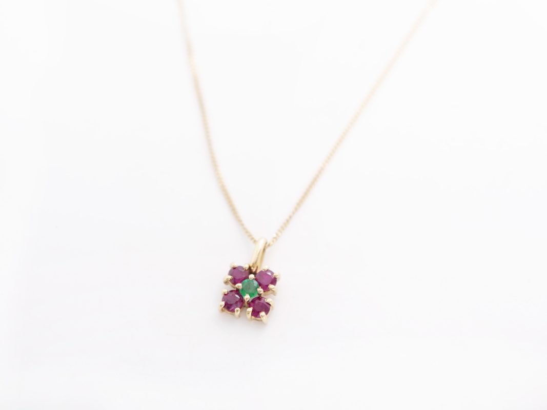 Collar con rubís y una esmeralda