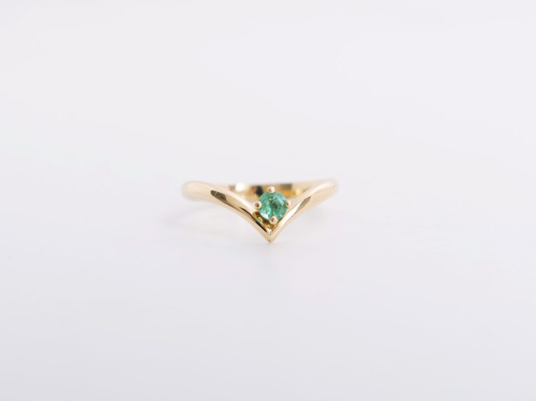 Anillo con una esmeralda en oro amarillo