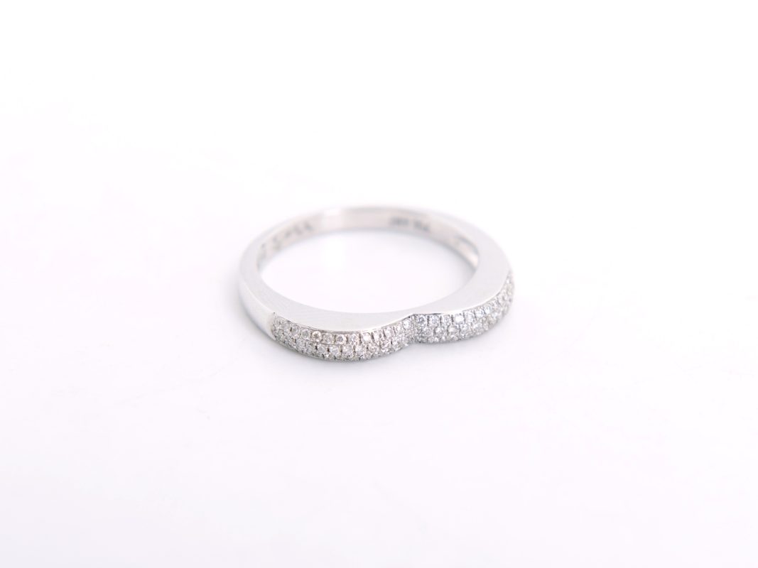Anillo con brillantes en oro blanco