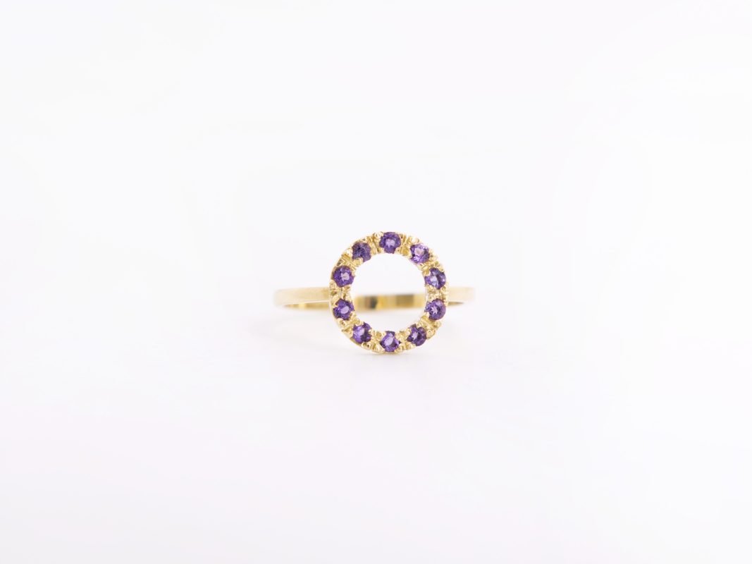 Anillo círculo con amatistas